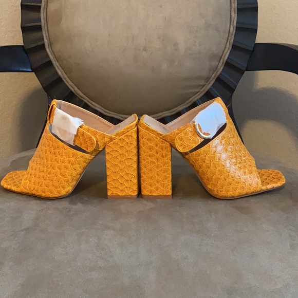 Cape Robbin Open Toe Mule - Picture 5 of 6